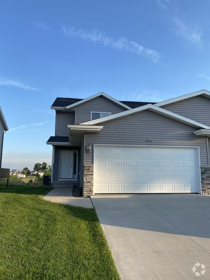 Building Photo - 1923 Rosehill Dr SW Rental