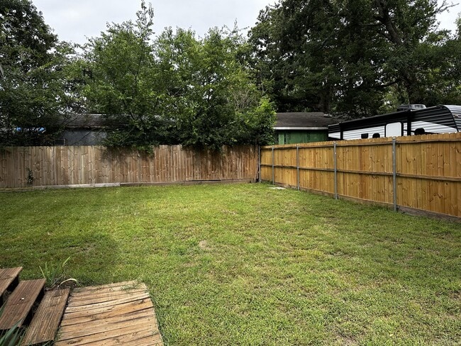 Photo - 906 Kingston Rd