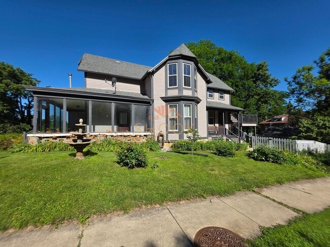 Photo - LARGE 4 BR HOME CLOSE TO DOWNTOWN W/ LOTS OF AMENITIES