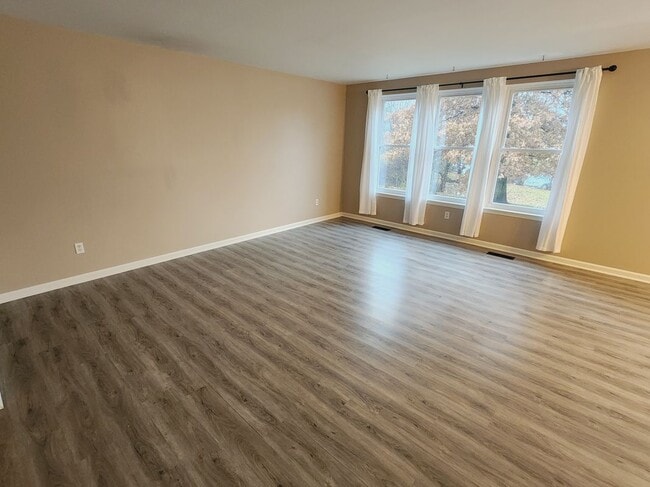 Photo - 5184 Meadow Crest Cir