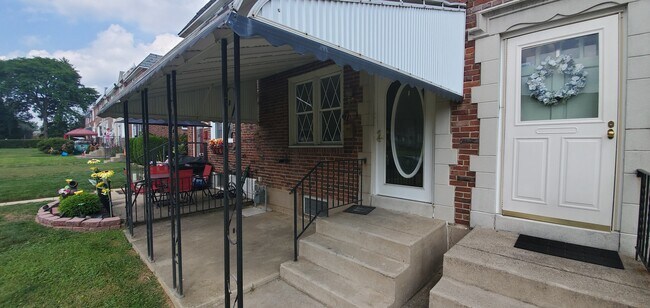 Photo - 717 Surrey Ln