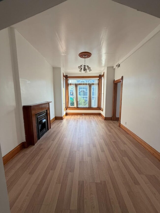 Building Photo - 2734 W Haddon Ave Unit 2
