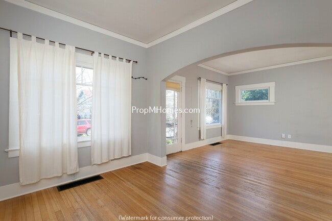 Photo - Classic Two Bedroom Bungalow In The Heart Of Sellwood!