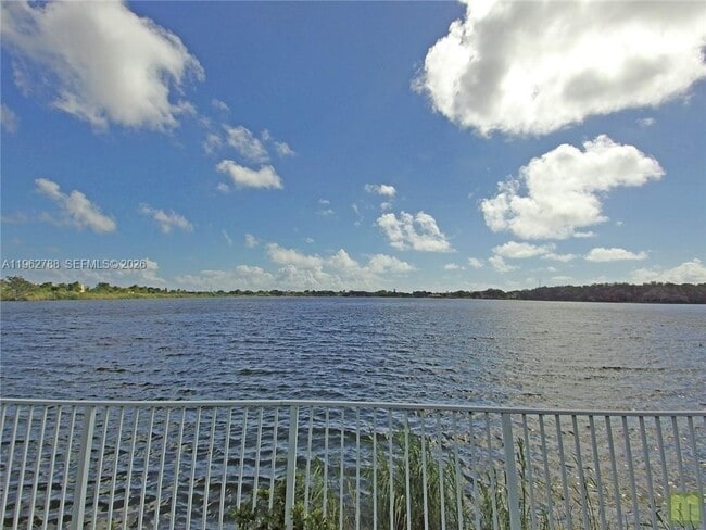 Building Photo - 2811 N Oakland Forest Dr Unit 102