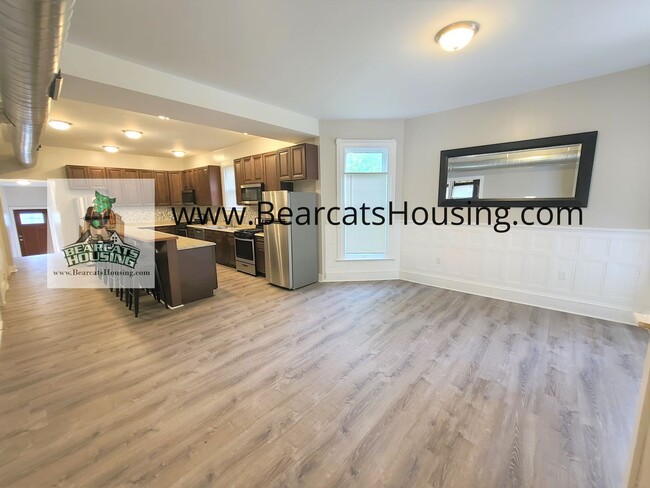 Building Photo - Chestnut & Seminiary Unit Pool House