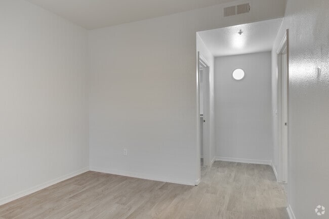 1BR, 1BA - 740SF