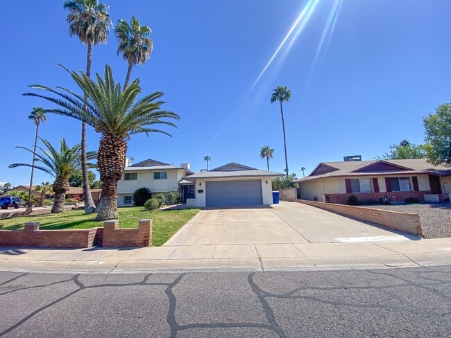 Building Photo - 1519 E Laguna Dr