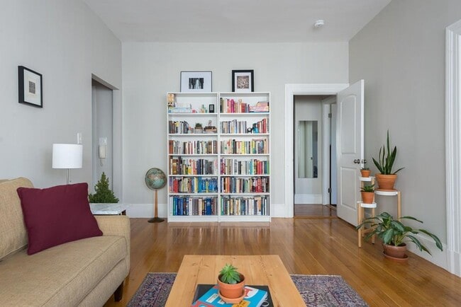 Building Photo - 15 Trowbridge St Unit #11 Rental