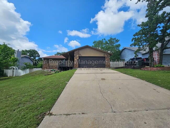 18341 Woodcrest Ln