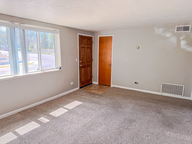 Photo - 1921 Hugur Ave