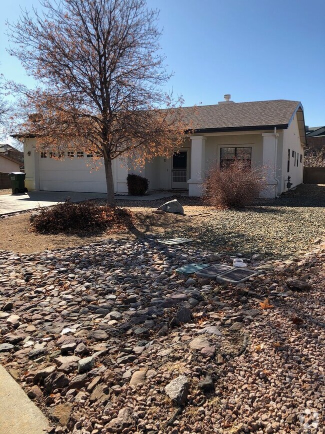 Building Photo - Two Bedroom Single Family Home in North Pr...