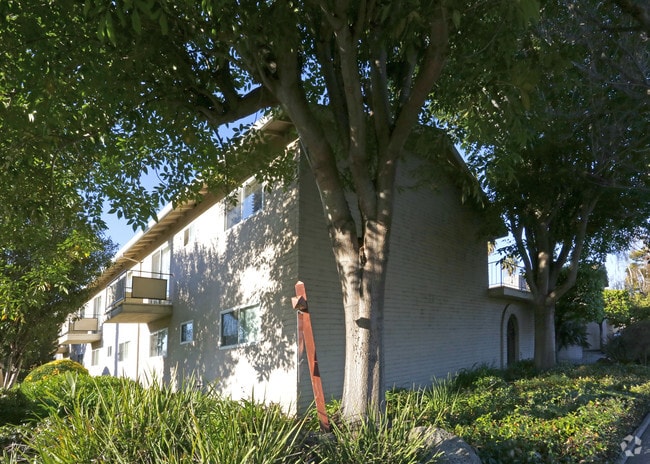 Golden Oaks Apartment