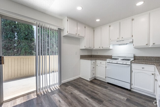 2BR, 2BA - 900SF - Kitchen