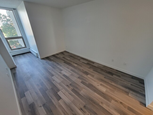 Photo - 10149 Saskatchewan Dr NW