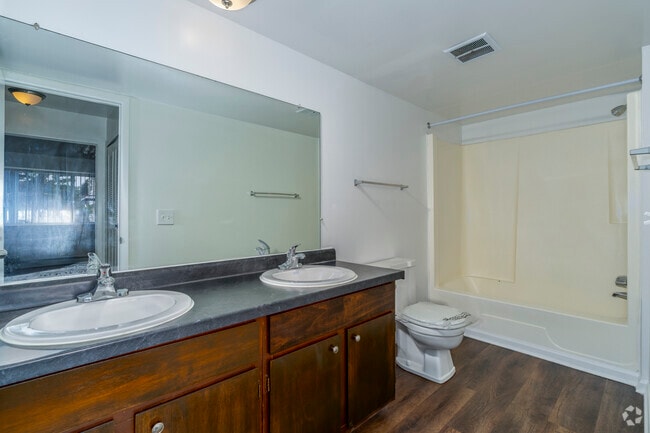 The Summit 2BR, 1BA - 1,120SF - Bathroom