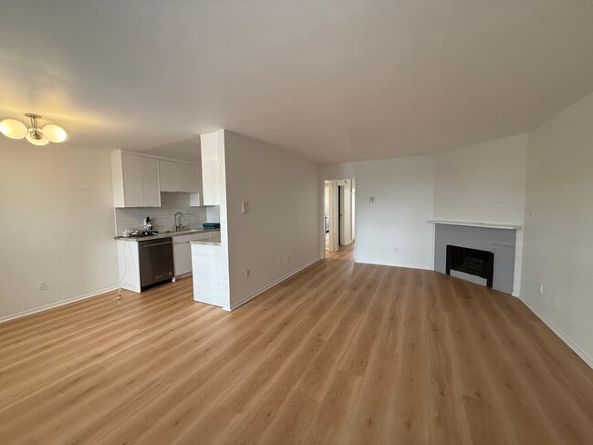 Building Photo - 1865 Greenfield Ave Unit 105 Rental