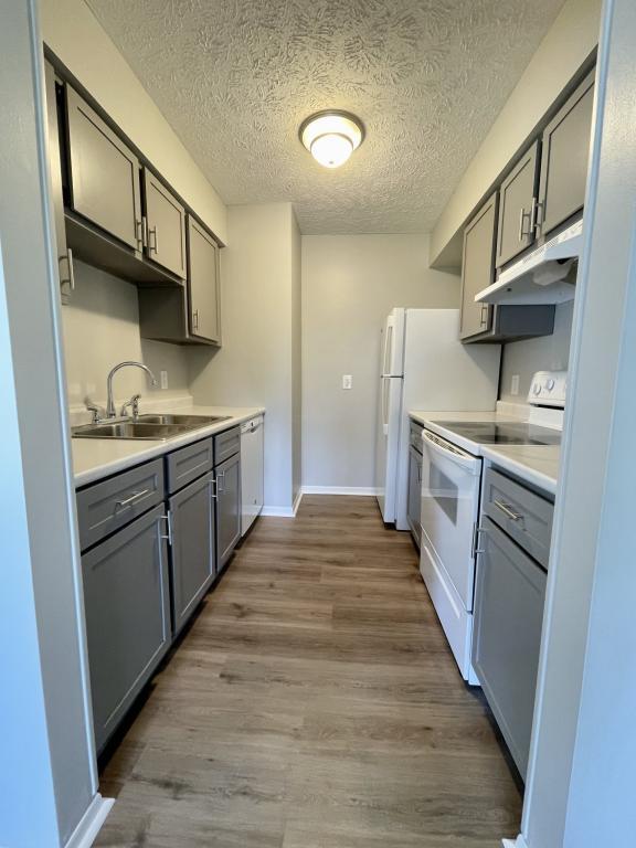 Building Photo - 3841 Silver Lake Rd