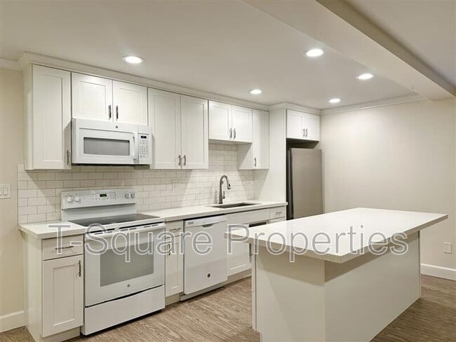 Building Photo - 325 5th Ave S