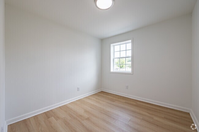2BR, 1BA - 750SF