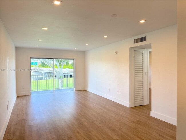 Building Photo - 7660 SW 82nd St Unit H208