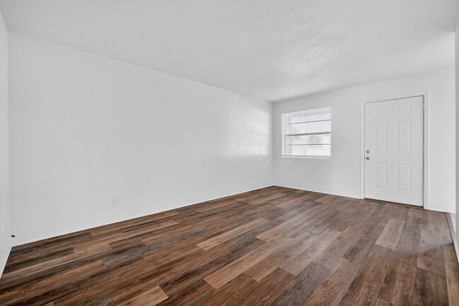 Photo - 2417 N Oleander Ave