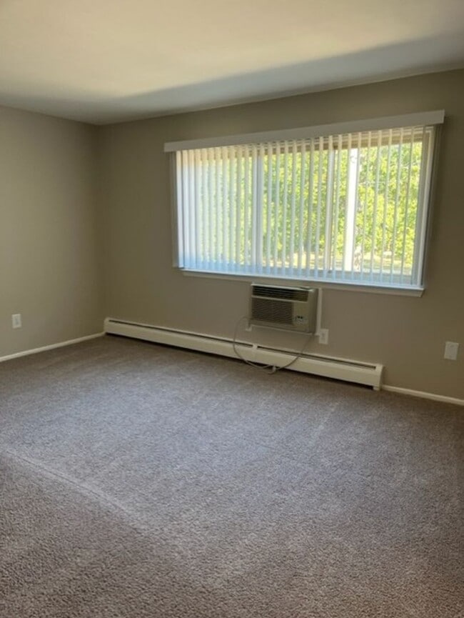 Photo - Charming 2 bedroom/1 bathroom apartment ne... Unit 837-101