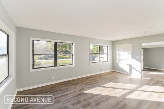 Photo - 7333 Roslyn Rd