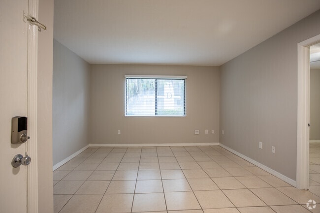 1BR, 1BA - 660SF Dogwood - Living