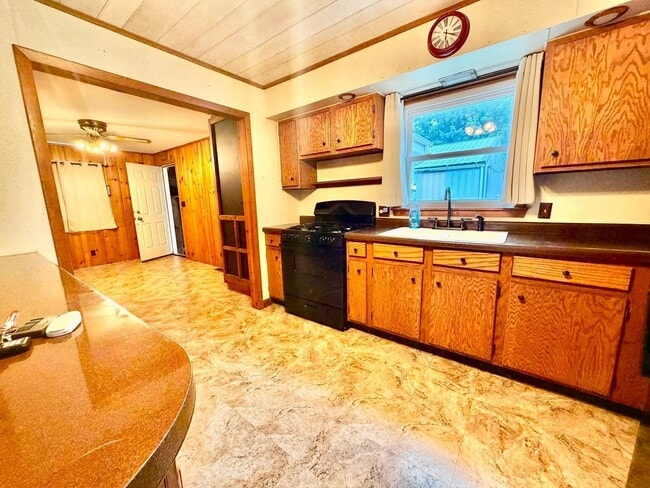 Photo - 415 W Locust St