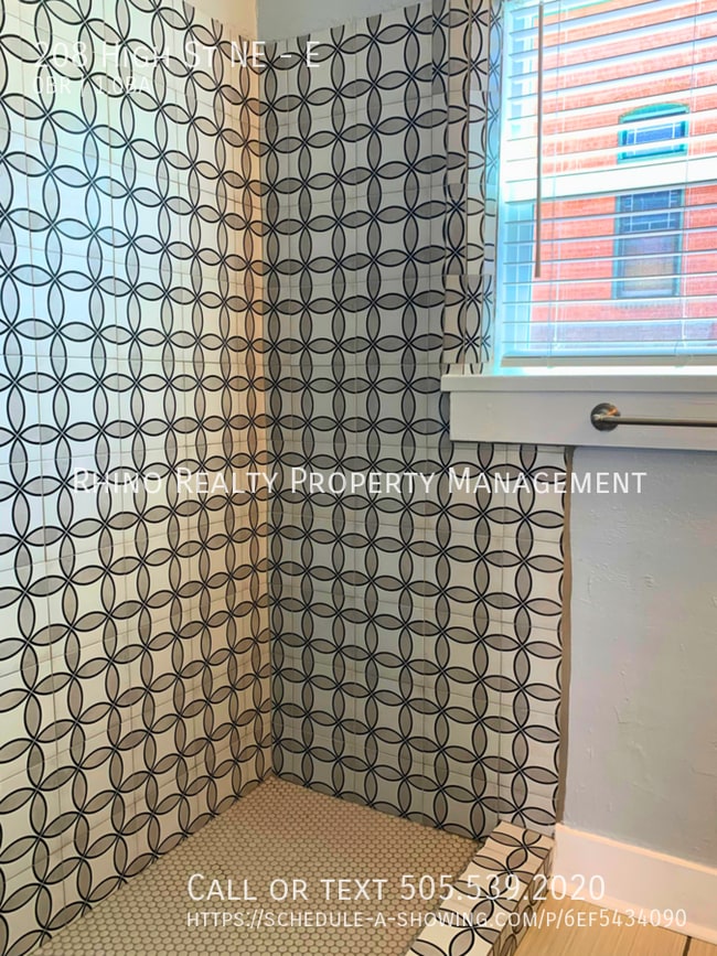 Photo - Welcome to Alhambra Court! Studio, 1 Bath! Unidad E