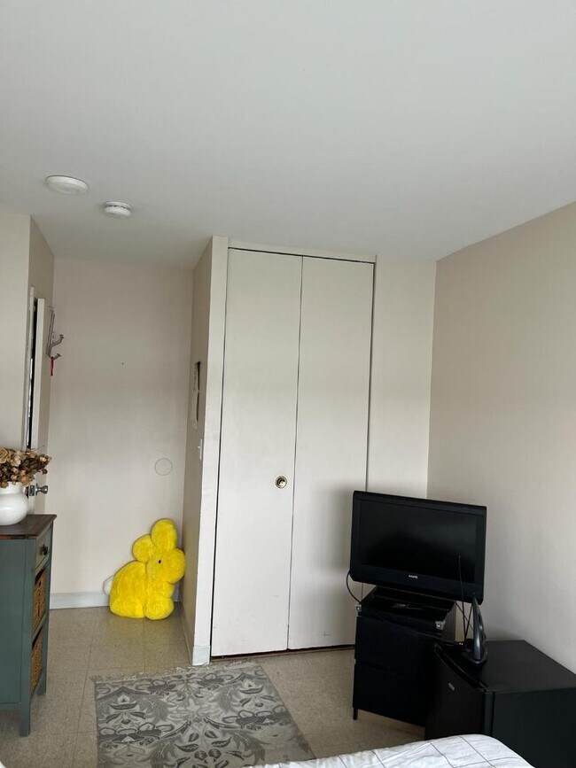 Building Photo - 427 Border St Rental