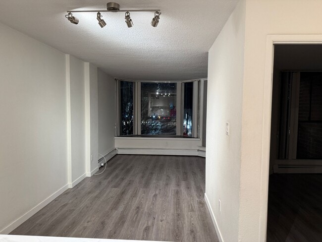 Photo - 950 Drake St