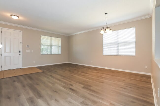 Photo - 319 Vine Cliff St