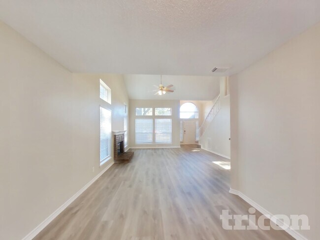 Photo - 305 Meandering Way