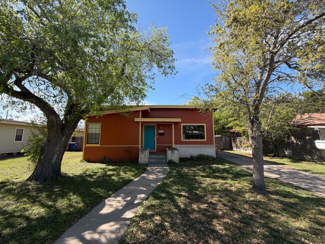 Building Photo - TWO BEDROOM ONE BATH ON LARGE LOT!