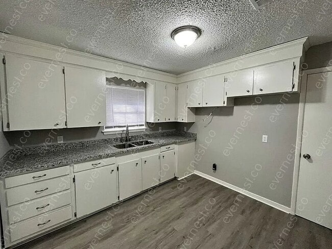 Photo - 315 Iris Ave