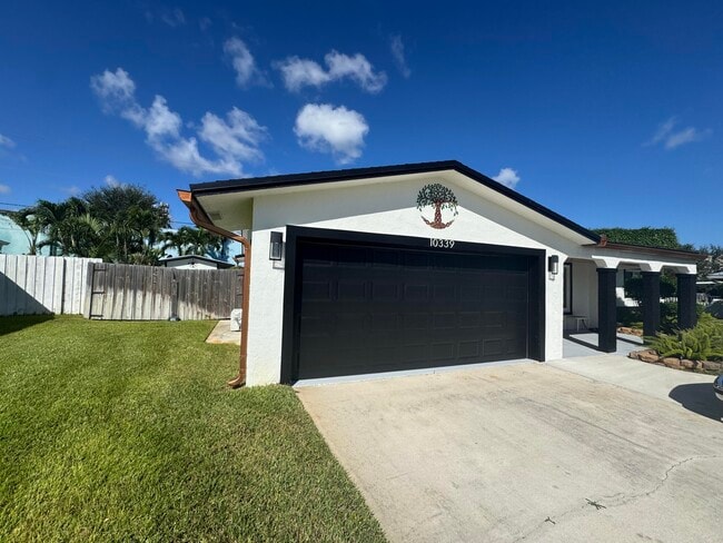 Photo - 10339 Daphne Ave