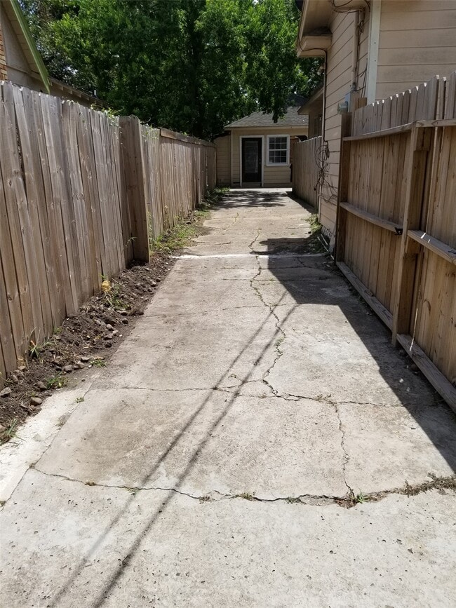 Photo - 4714 Sharon St