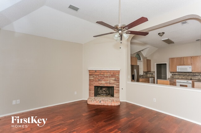 Photo - 2136 Mahogany St