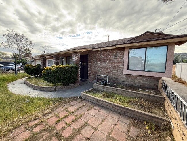 Building Photo - Four Bedroom Two Bathroom Home in Hemet!