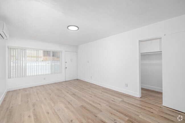 2BR, 1BA - 920SF - Living Room
