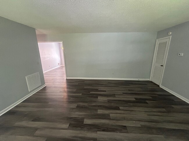 Photo - 715 Montague Rd