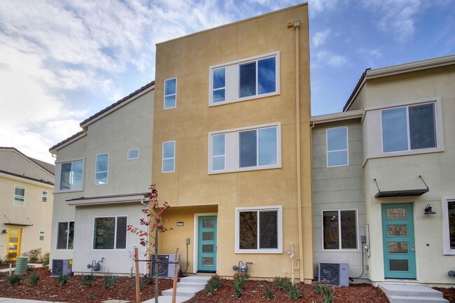 Building Photo - Gorgeous 4 Bedroom 3.5 bath home