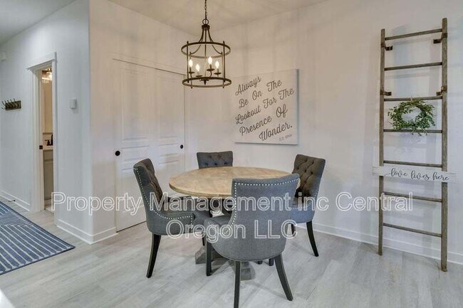 Photo - 950 North Hindeman Street