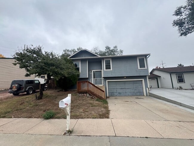 Building Photo - 4-Bedroom Home with 2-Car Garage close to ...