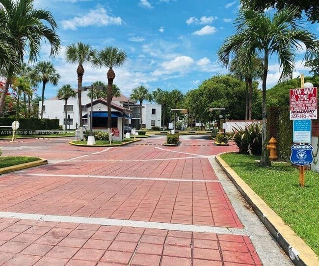 Building Photo - 9433 Fontainebleau Blvd Unit 212