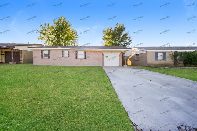 Building Photo - 8801 S Fairview Dr