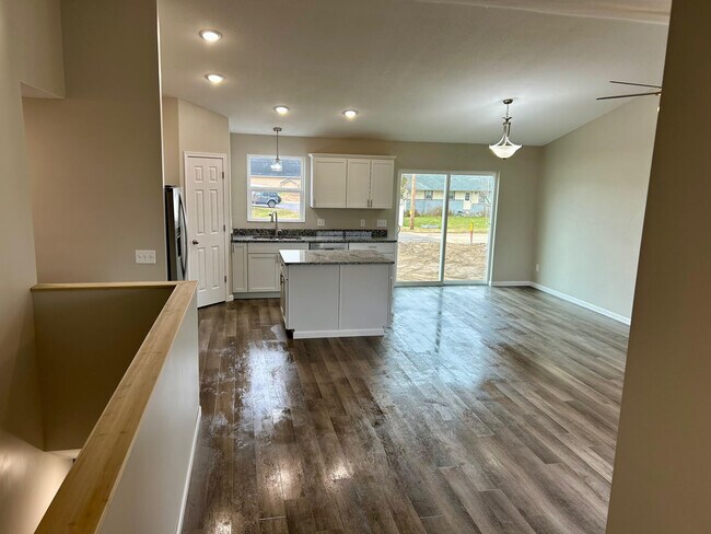 Photo - 18512 Salem St NW