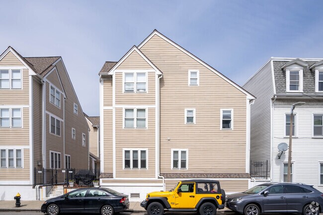 122-136 W 7th Street se encuentra en el sur de Boston. - Tudor Commons