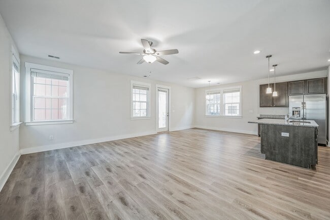 Photo - 210 Ilderton St